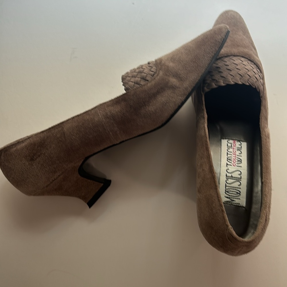 Tan suede leather Mootie Tootsie heels. Unique front. Like new! Size 7 1/2.